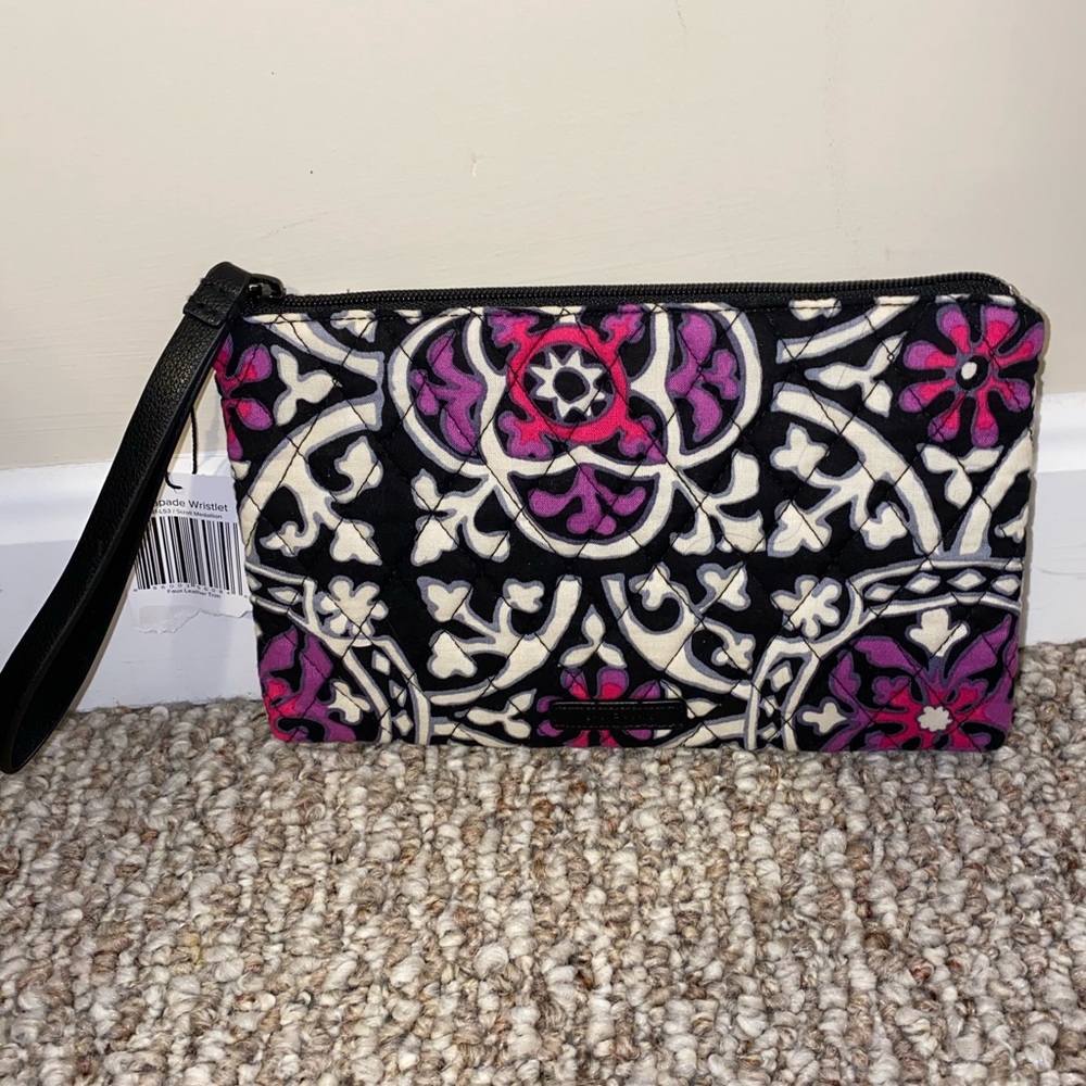 Escapade Wristlet i’m Scroll Medallion